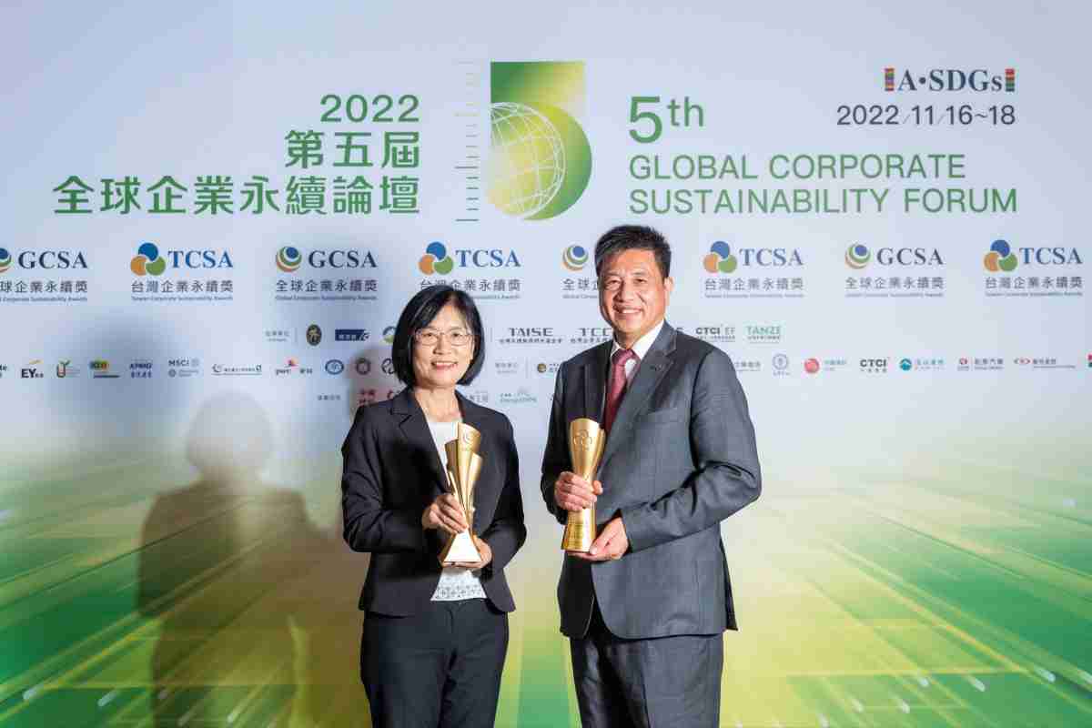 彩神vll作为净零碳排先锋，，期引领价值链伙伴同行共好，，，卫冕制造业组“十大典范企业” 二连冠殊荣(左：彩神vll光电永续长古秀华，，，右：彩神vll光电董事长暨执行长彭双浪)