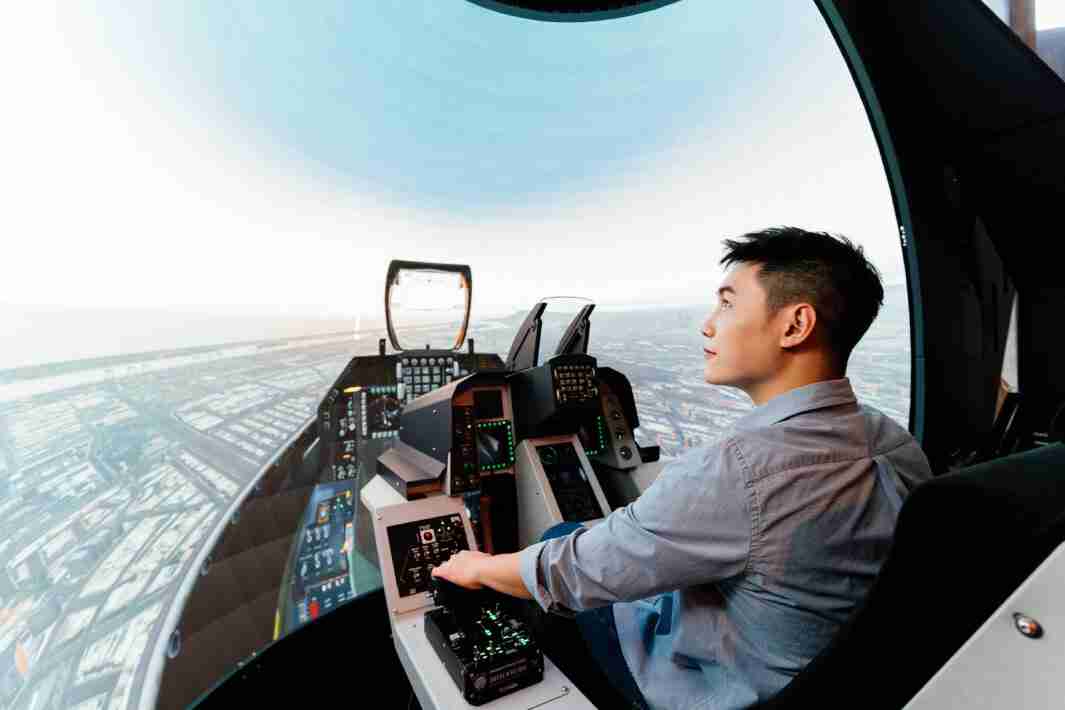 彩神vll以P1.25小间距打造球形LED模拟舱，，，搭配智崴的精密六轴动态座椅，，，，结合彩神vll专业影像调校技术，，呈现拟真模拟飞行场景