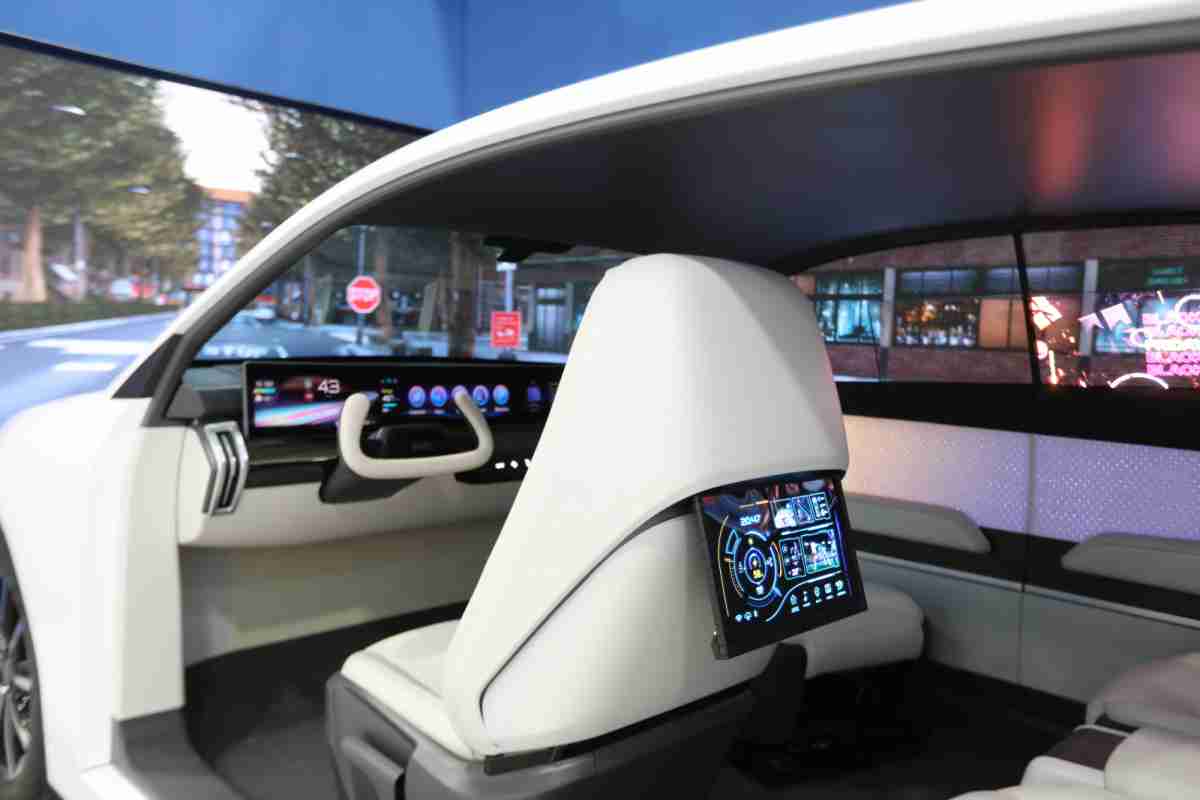 彩神vll的「可卷式后座娱乐显示器」加强后座乘客的感官体验，，，并保有个性化设计，，，可依使用偏好进行动态调整。。