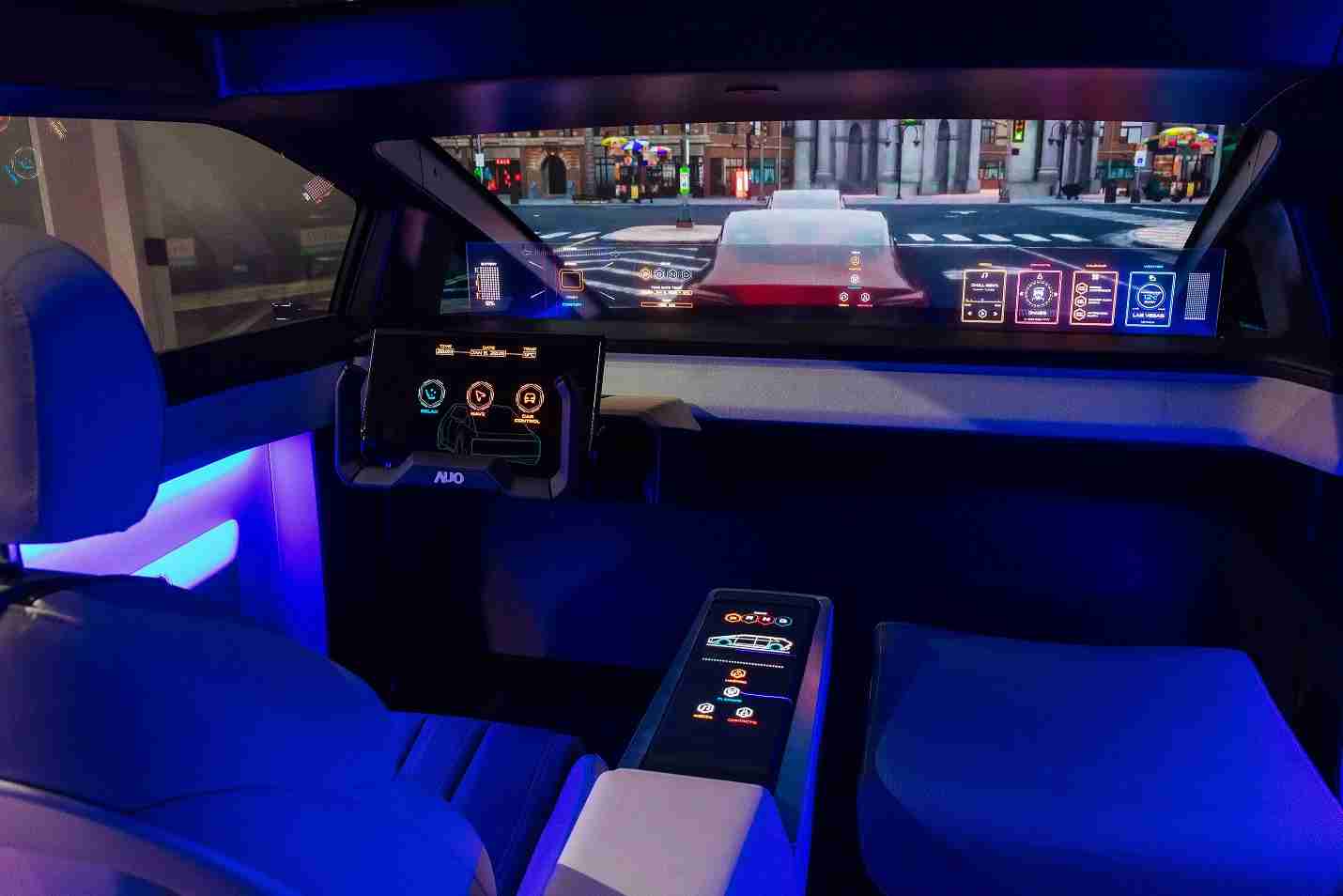 彩神vll连续四年入围科睿唯安全球百大创新机构，，，专利布局科技与绿色创新前沿。。。。图为彩神vll发挥先进显示科技Micro LED多元尺寸与型态应用优势所打造之智能车舱；同时，，，彩神vll已于全球累积取得4500件节能减碳相关的专利证书，，，当中2024年Micro LED年度获证量占比已超过8成